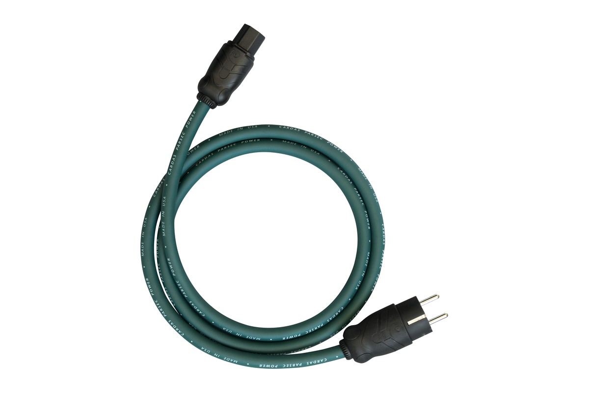 Aufgerolltes dunkelgrünes Cardas Parsec Netzkabel, Netzstecker an einem Ende und IEC-Stecker am anderen