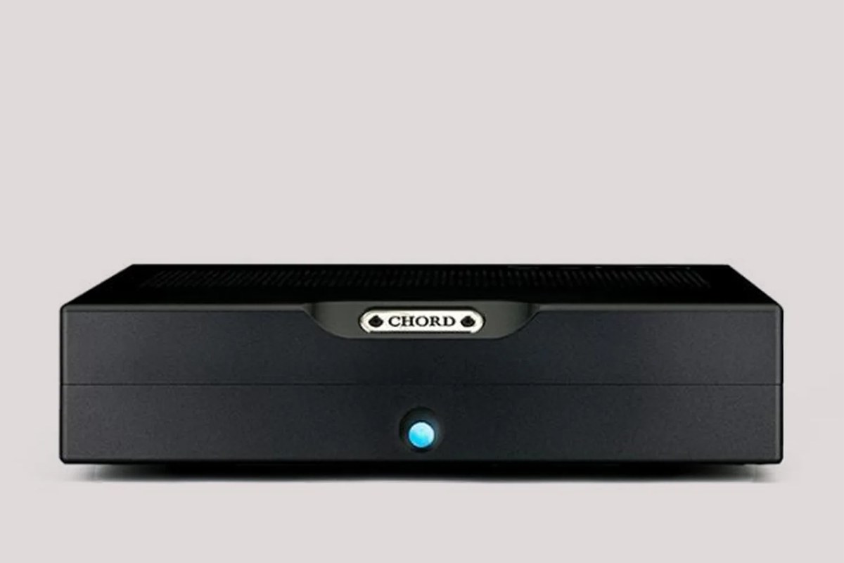 Amplificateur de puissance stéréo compact en finition noire, vu de face