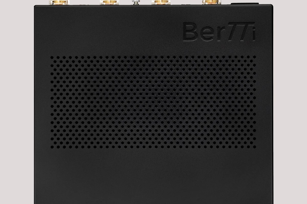 Capot supérieur de l'amplificateur, grille de ventilation et bornes vues de dessus