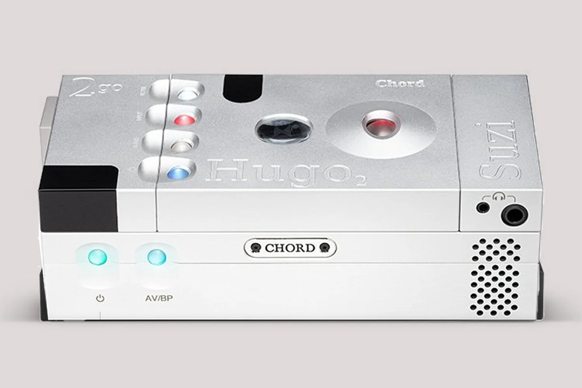 Le module d'extension raccordé à un Hugo 2 posé sur un Suzi Amp en finition argent