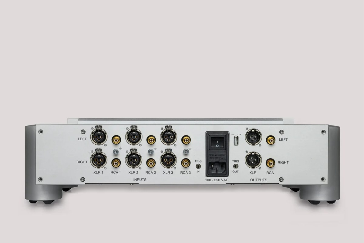 Rear panel in silver: balanced and unbalanced inputs, outputs, mains socket