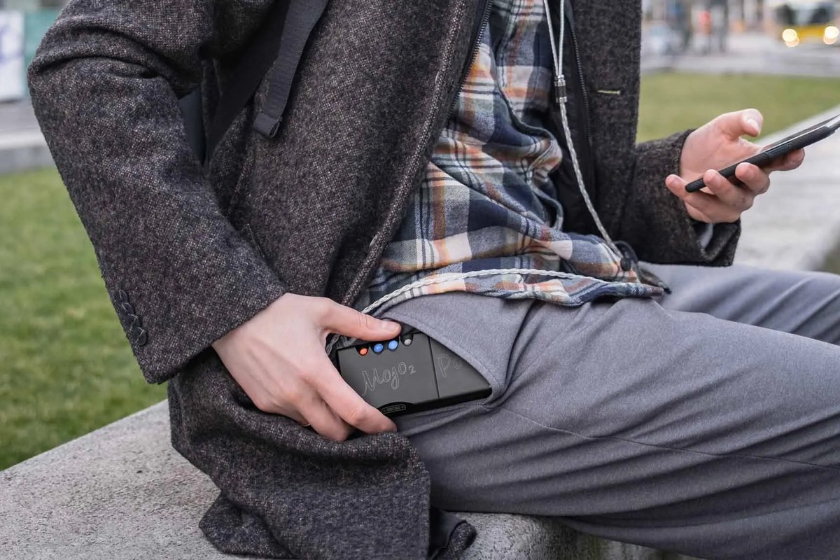Hörer mit tragbarem Wandler im Freien, Smartphone in der Hand