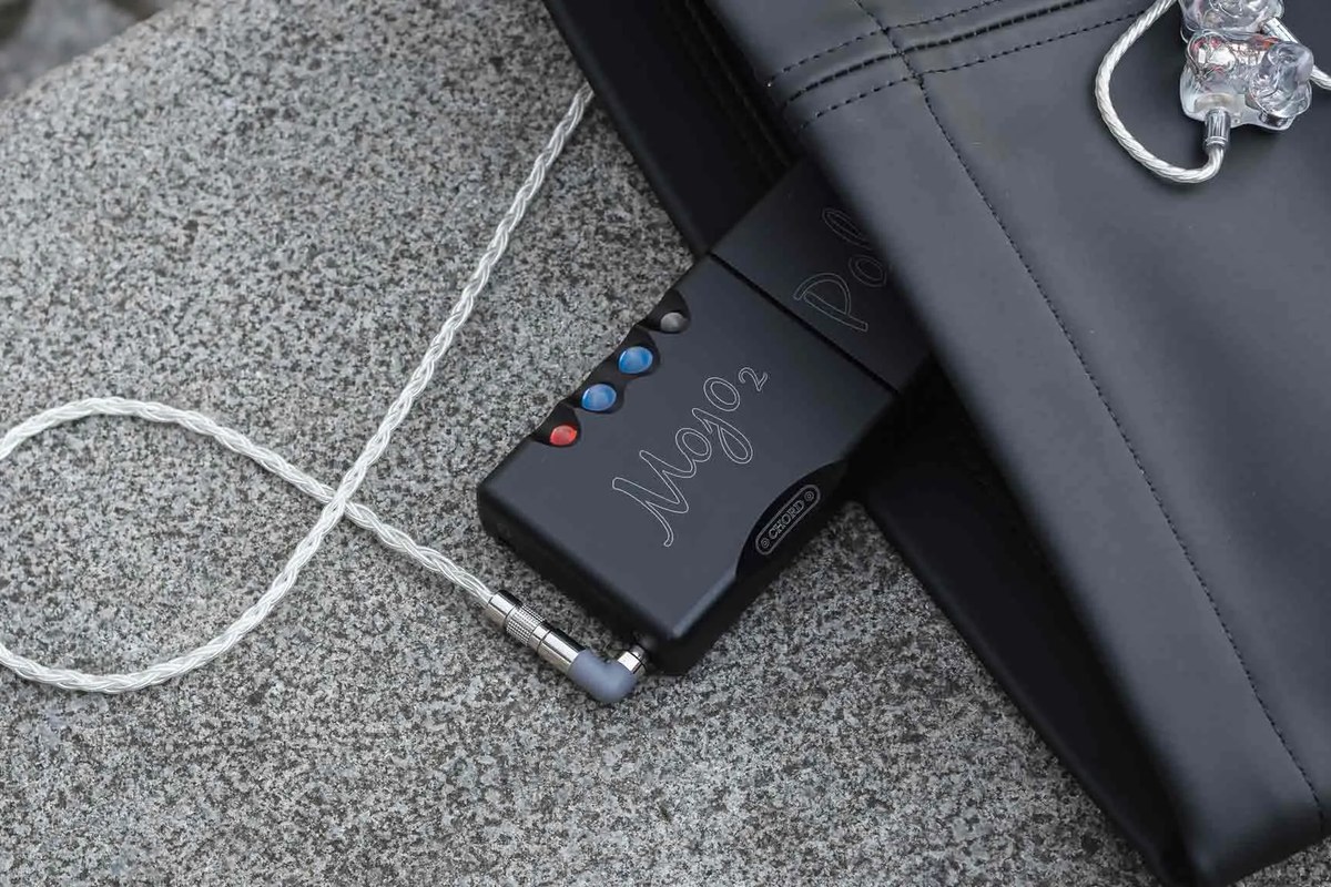 Tragbarer Wandler mit Kabel neben einer Transporttasche aus Leder
