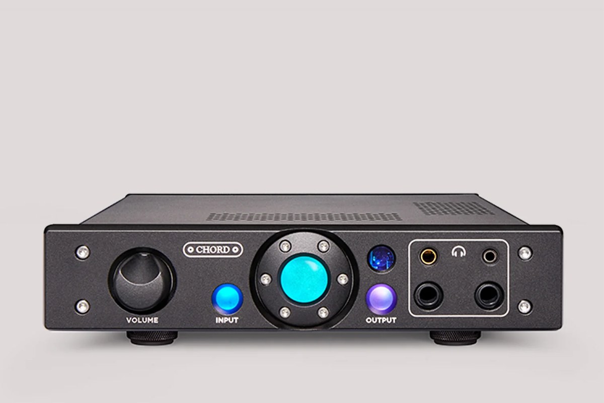 Chord Electronics Alto von vorne in Schwarz, seine vier Kopfhörerausgänge