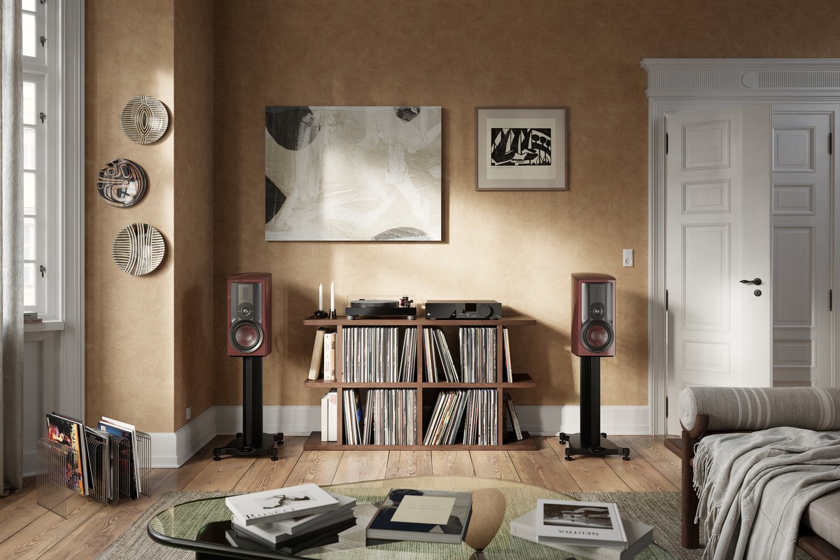 DALI EPIKORE 3 Regallautsprecher auf seinem Ständer in einem Interieur