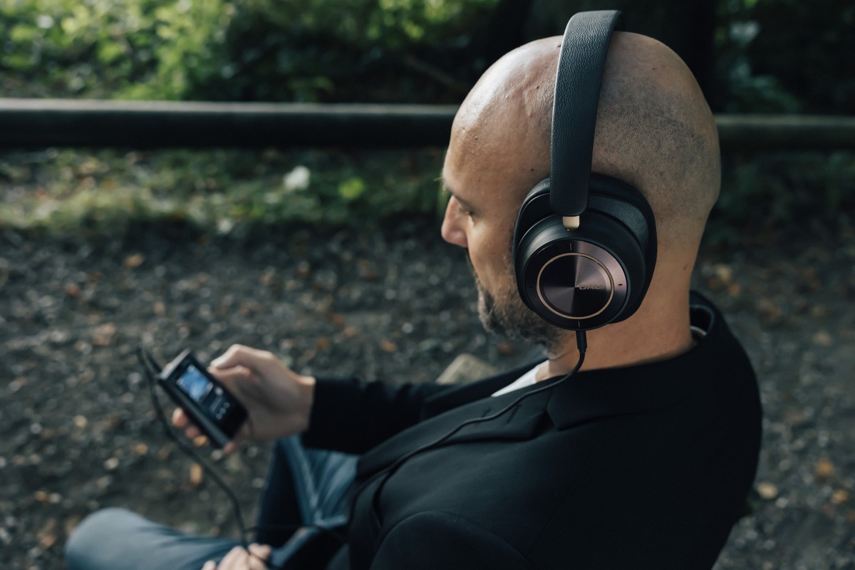 Le casque posé sur une table, finition gris mocha