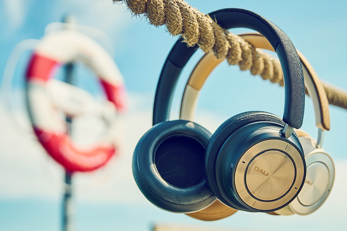 Le casque posé, finition blanc caramel