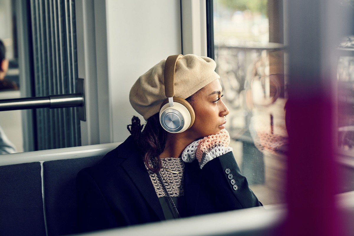 Casque replié dans son étui, posé sur une table