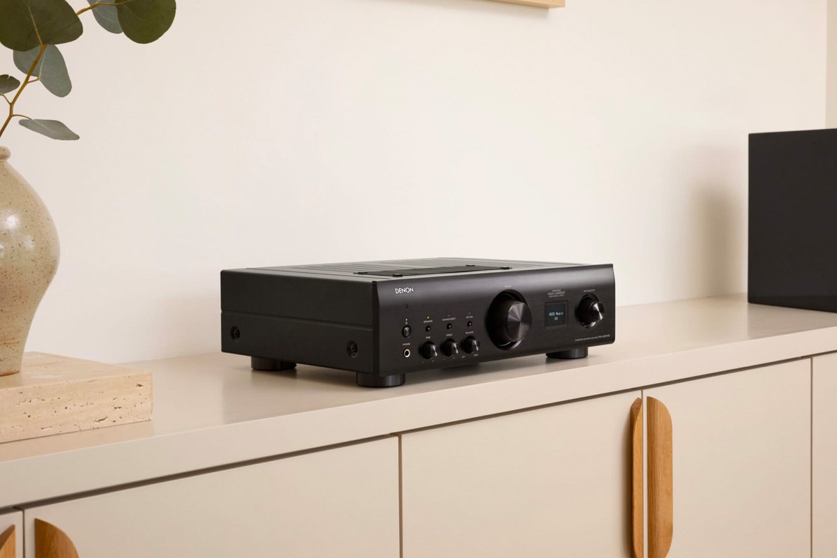 Amplificateur vu de trois quarts dans un intérieur contemporain
