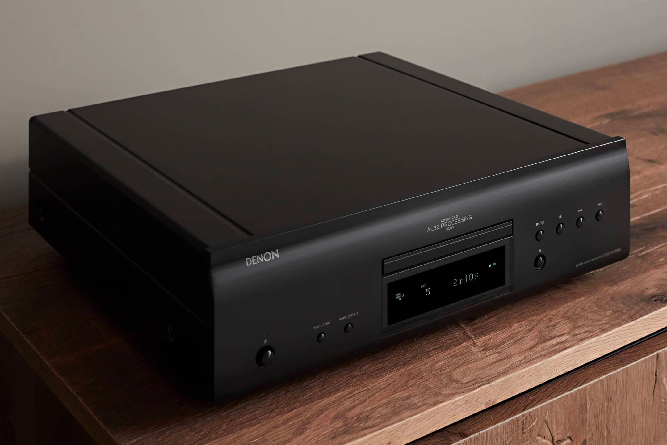 Lecteur SACD noir de trois quarts sur un meuble en bois