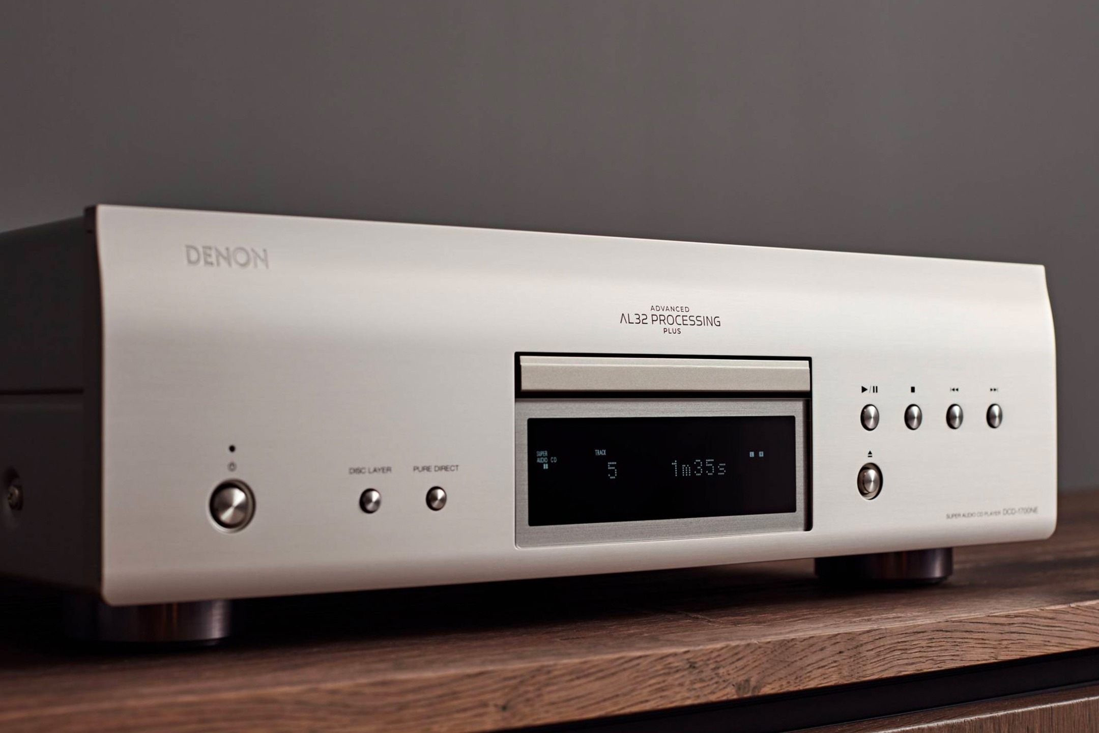 Façade argent d'un lecteur SACD dans un meuble en bois clair