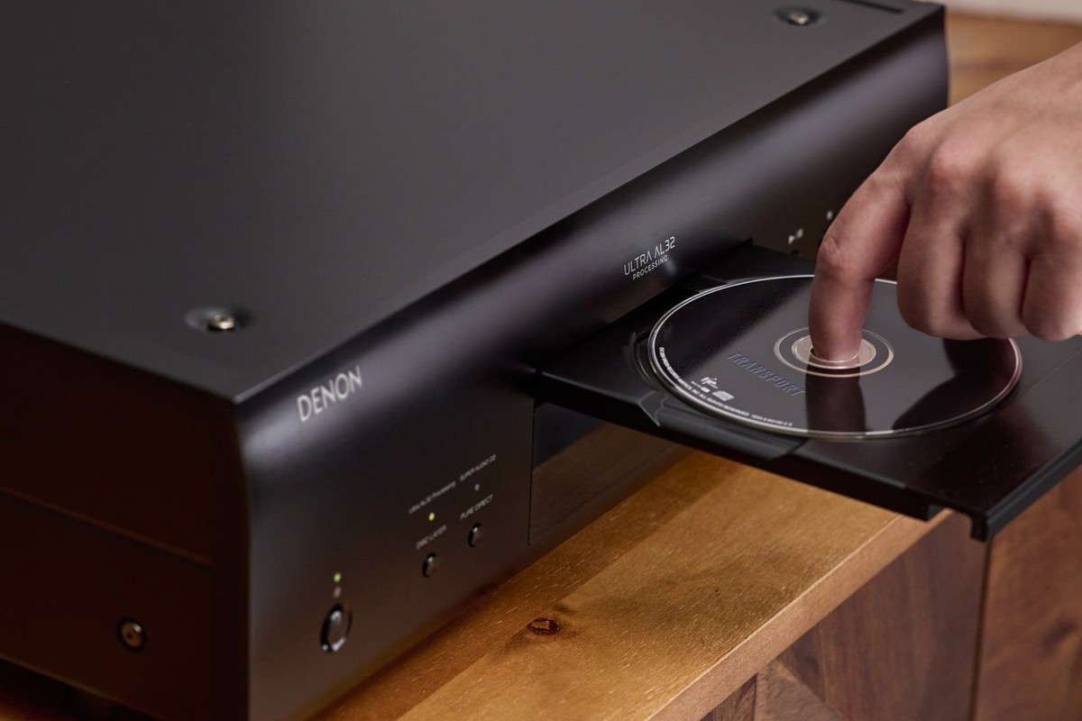 Cassetto aperto di un lettore SACD con un disco appoggiato