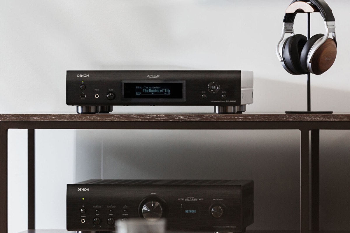 Lecteur réseau sur une étagère hi-fi au-dessus d'un amplificateur