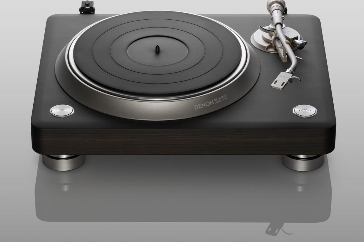 Plattenspieler Denon DP-3000NE in Dreiviertelansicht, dunkle Holzzarge und silberner Plattenteller