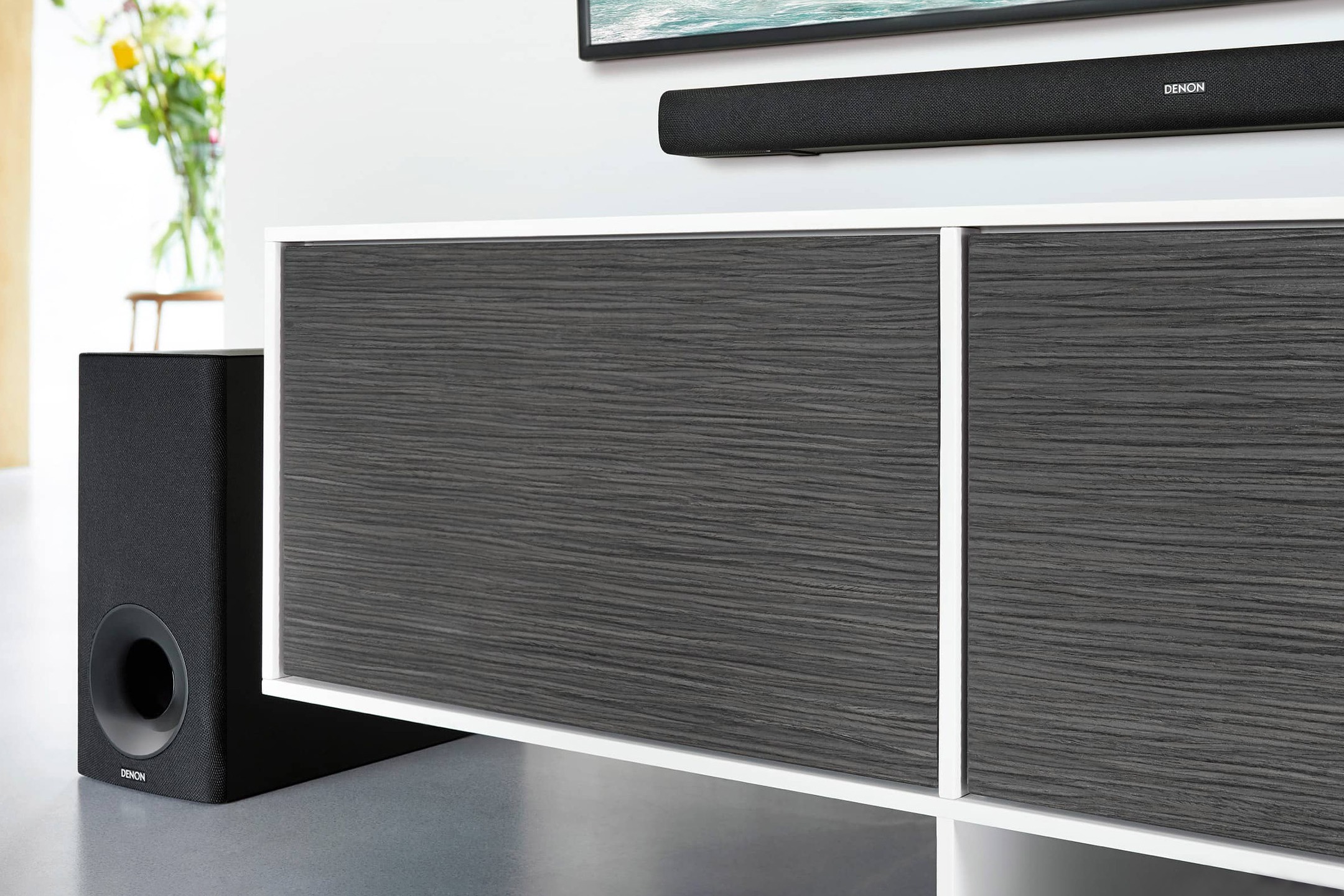 Soundbar e subwoofer in soggiorno, televisore acceso