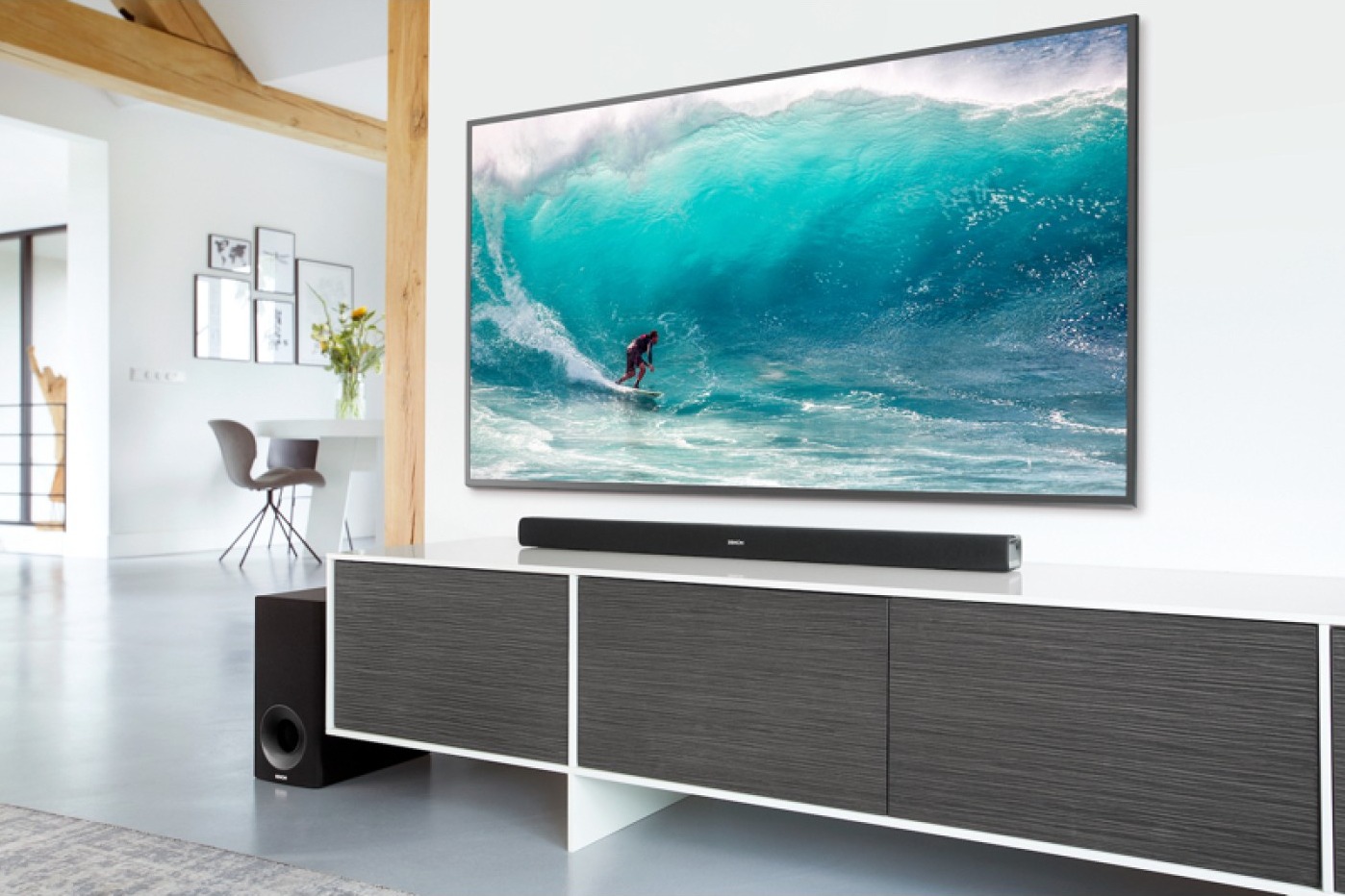 Soundbar Denon DHT-S316 e subwoofer in un soggiorno luminoso