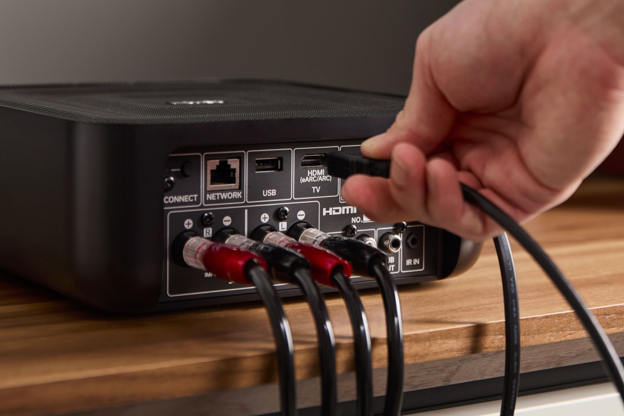 Pannello posteriore di un amplificatore con prese HDMI e RCA e morsetti per diffusori
