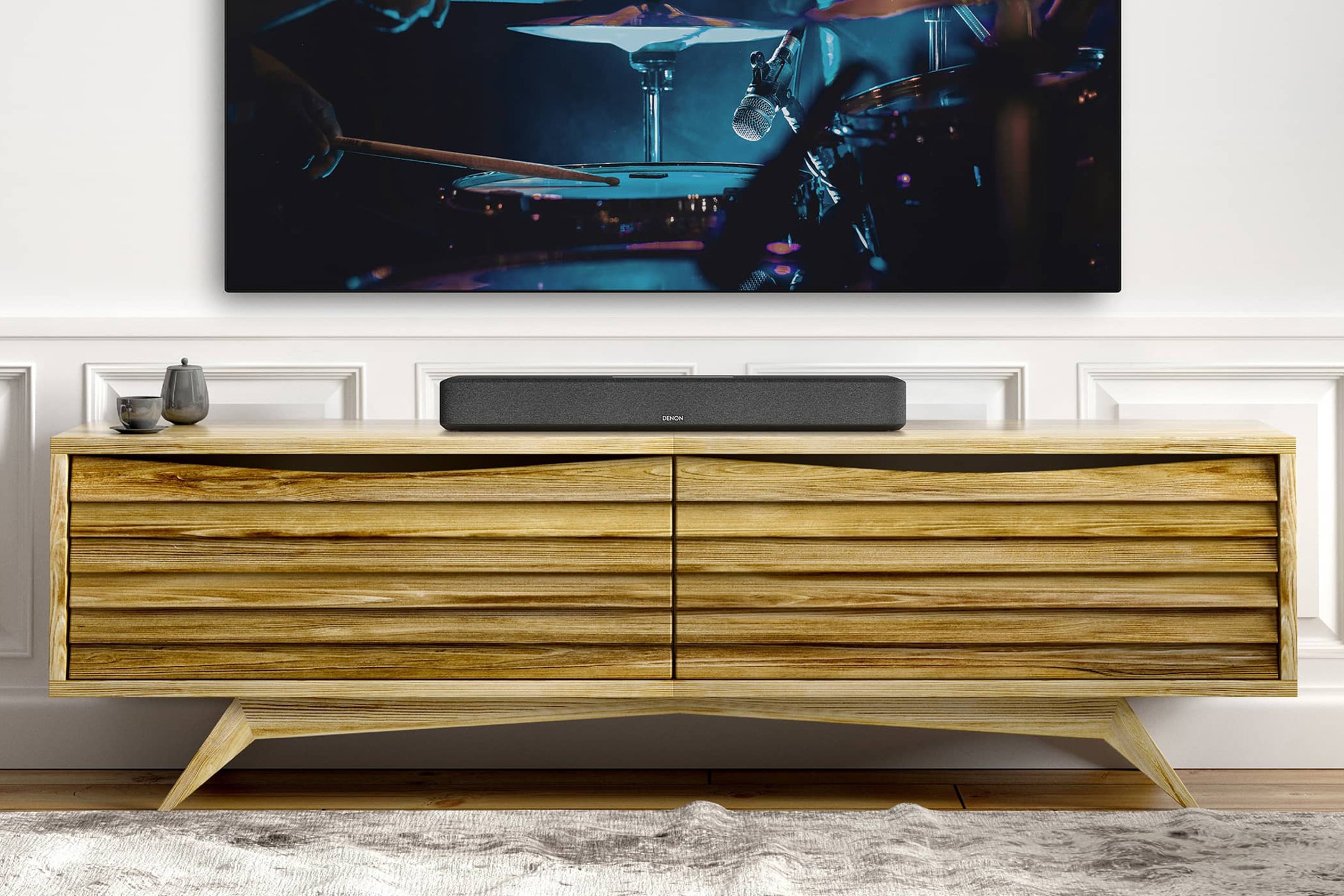 Schwarze Soundbar unter einem Fernseher in einem modernen Wohnzimmer
