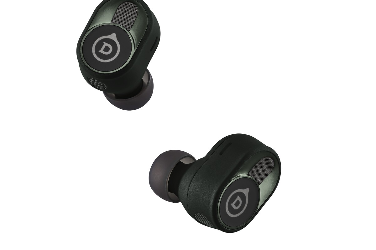 Écouteurs Devialet Gemini II avec leur boîtier de charge
