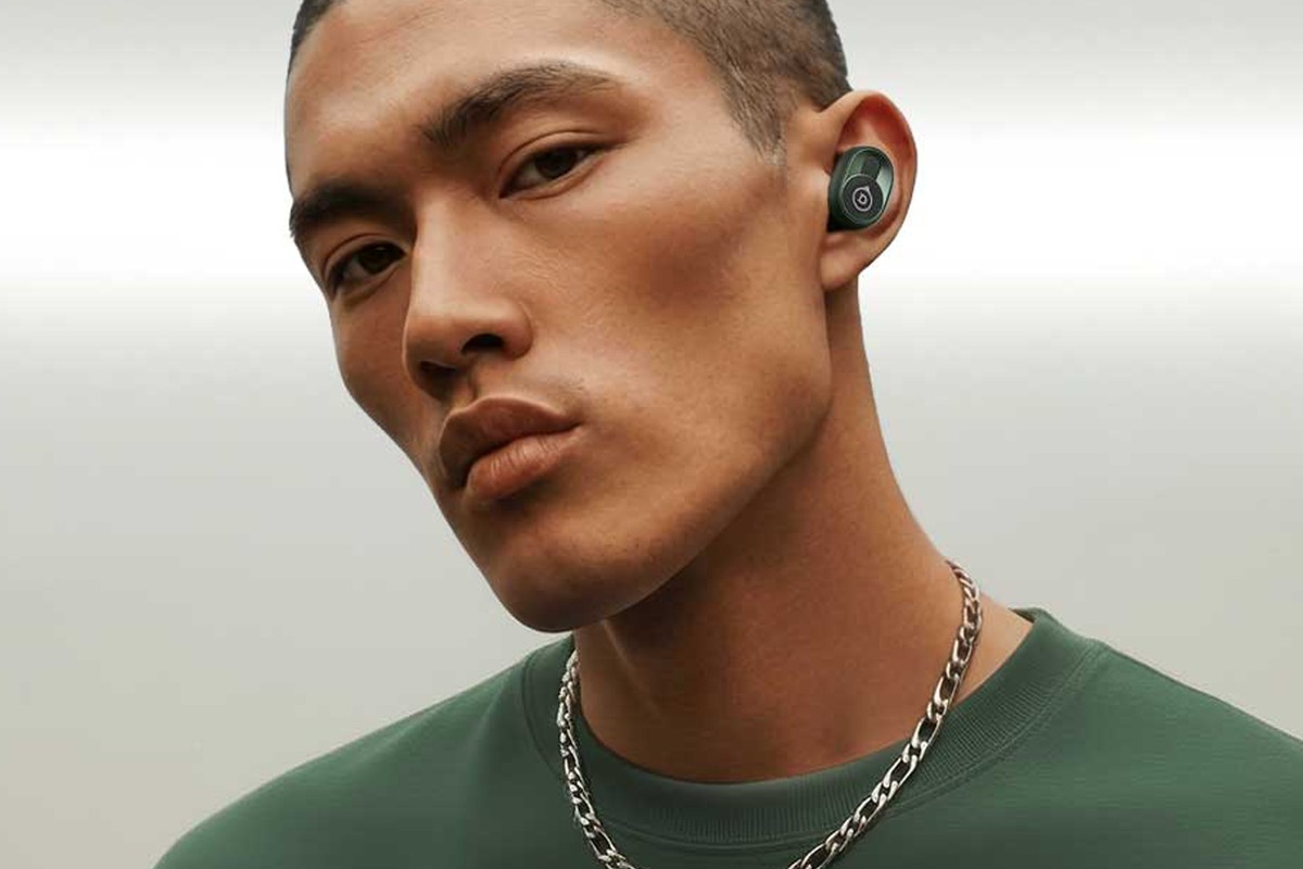 Écouteurs Devialet Gemini II portés à l'oreille