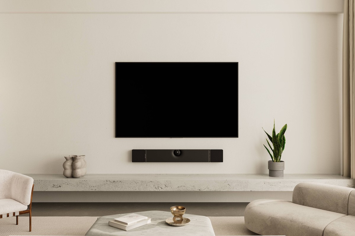 Deviast-Dione an der Wand unter einem Fernseher befestigt