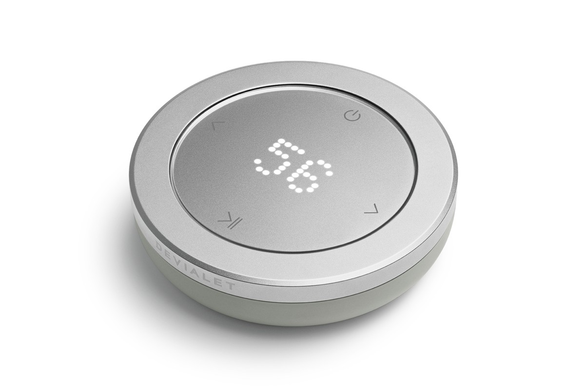 Devialet Remote posée sur une table