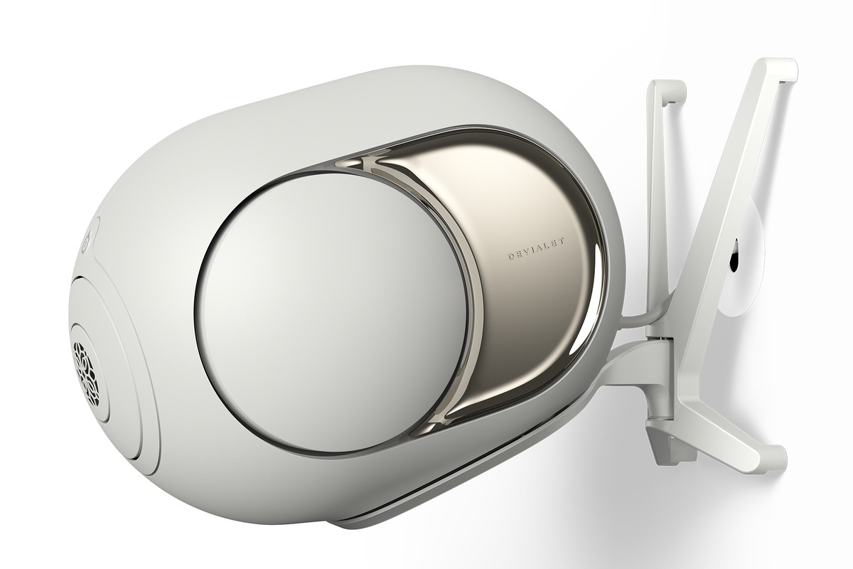 Devialet Gecko Light Pearl mit einem Phancum an der Wand