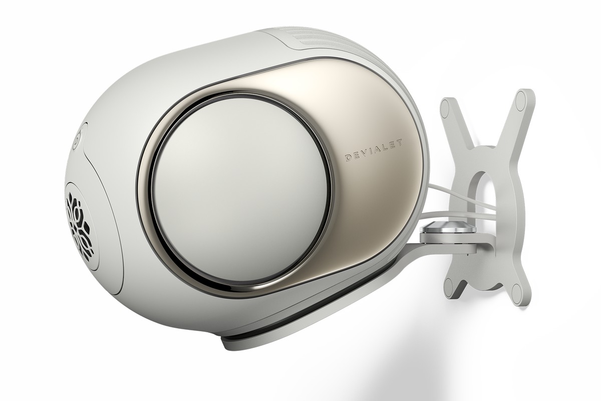 Devialet Gecko Light Pearl mit einem Phantom 98 dB an der Wand