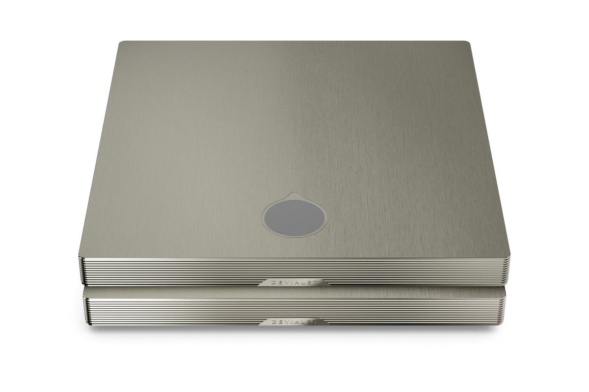 Détail de la finition Light Bronze d'une unité Devialet Astra