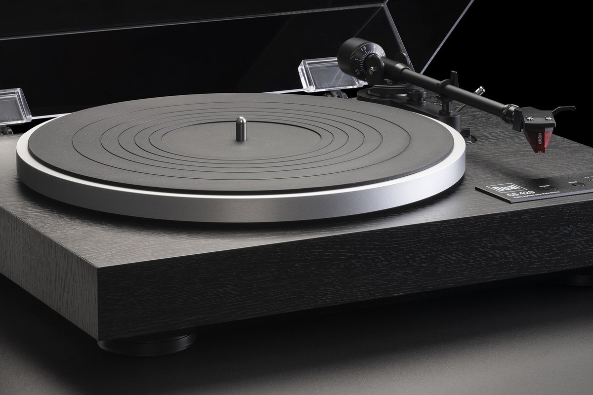 Giradischi Dual CS 429, primo piano del piatto in alluminio e del braccio