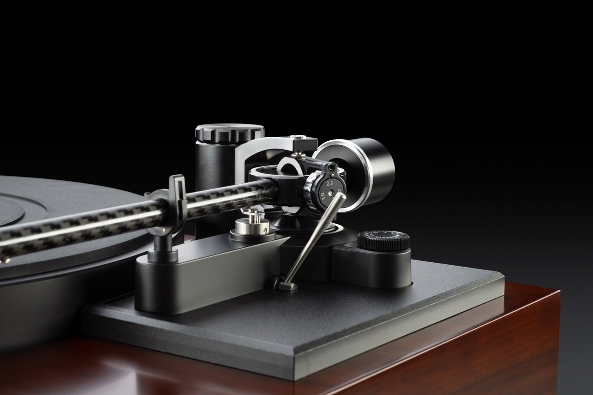 Aluminium-carbon tonearm and azimuth-adjustable headshell