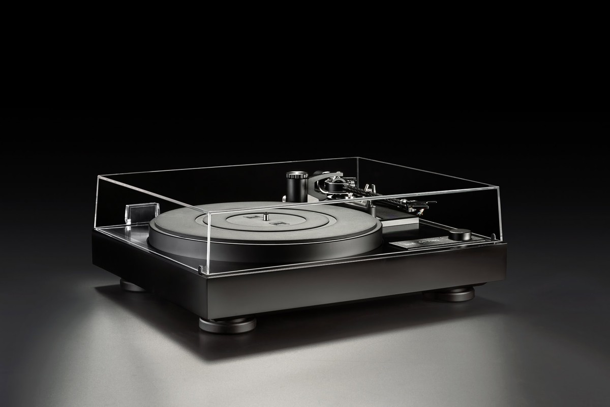 Satin black finish, dust cover closed