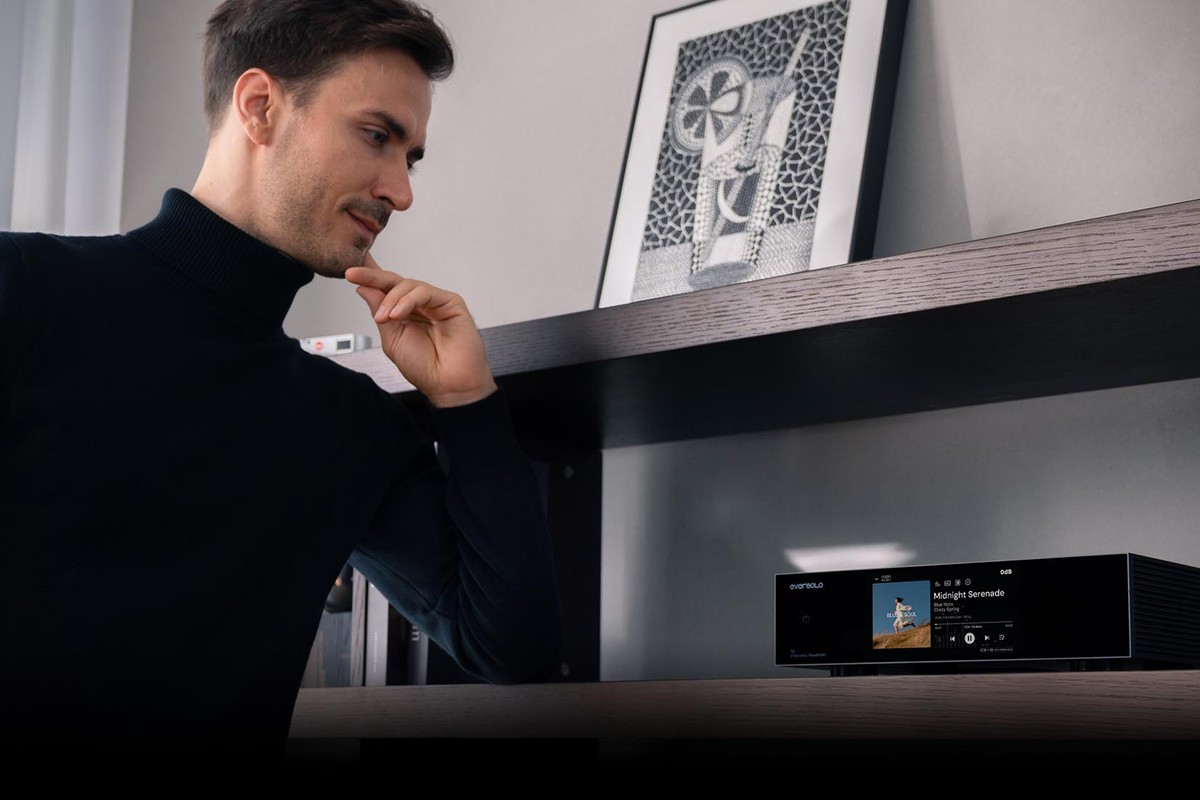 Eversolo T8 su una mensola, schermo che mostra la copertina di un album