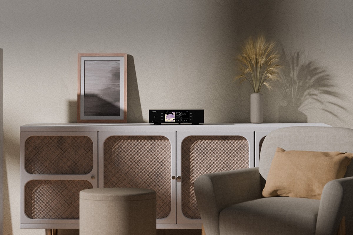 Eversolo T8 installato in un soggiorno con una coppia di diffusori da pavimento