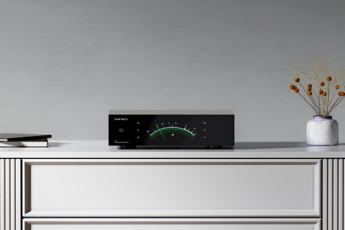 Eversolo T8 visto di fronte, display con vumetro