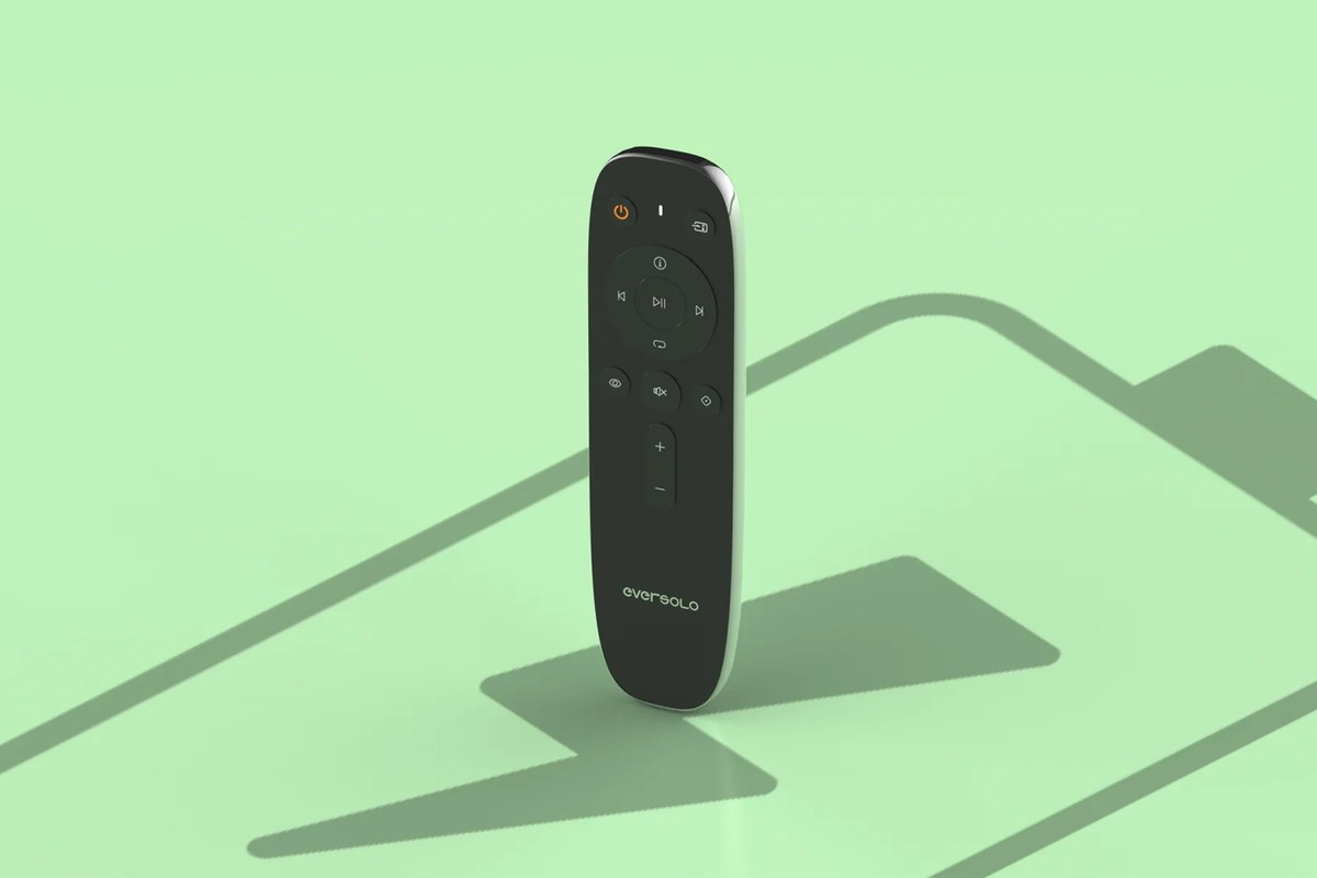 Télécommande posée sur fond coloré