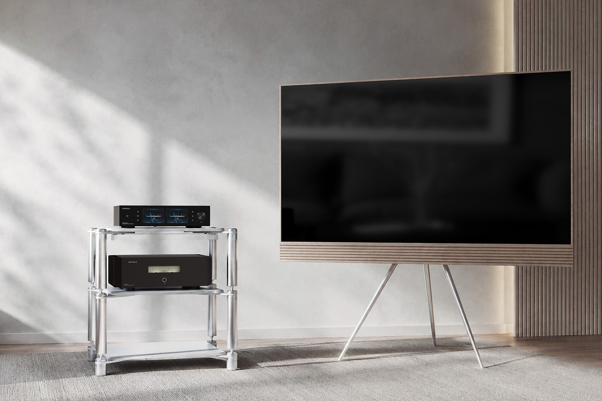 Installation hi-fi sur un support en verre devant un téléviseur