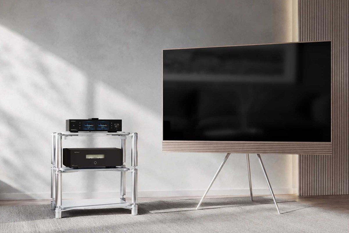 Ensemble hi-fi sur un support en verre devant un téléviseur