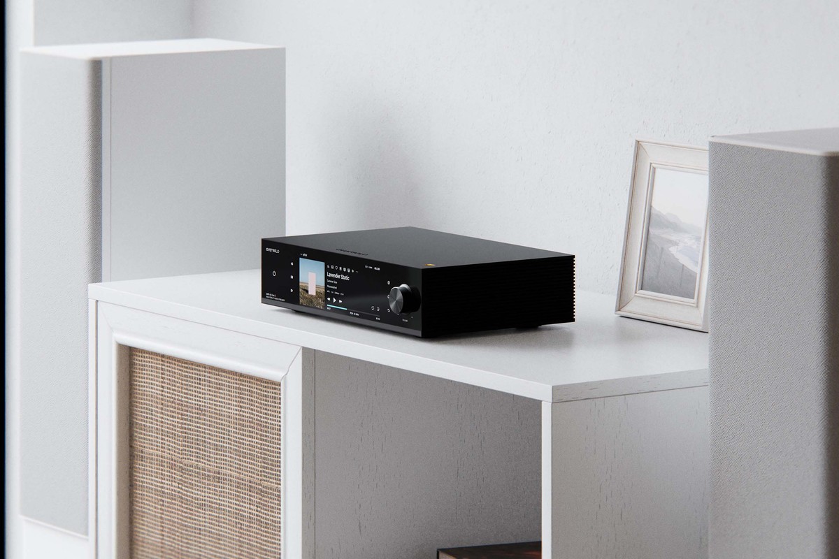 Streamer Eversolo DMP-A8 Gen 2 posé sur une console blanche