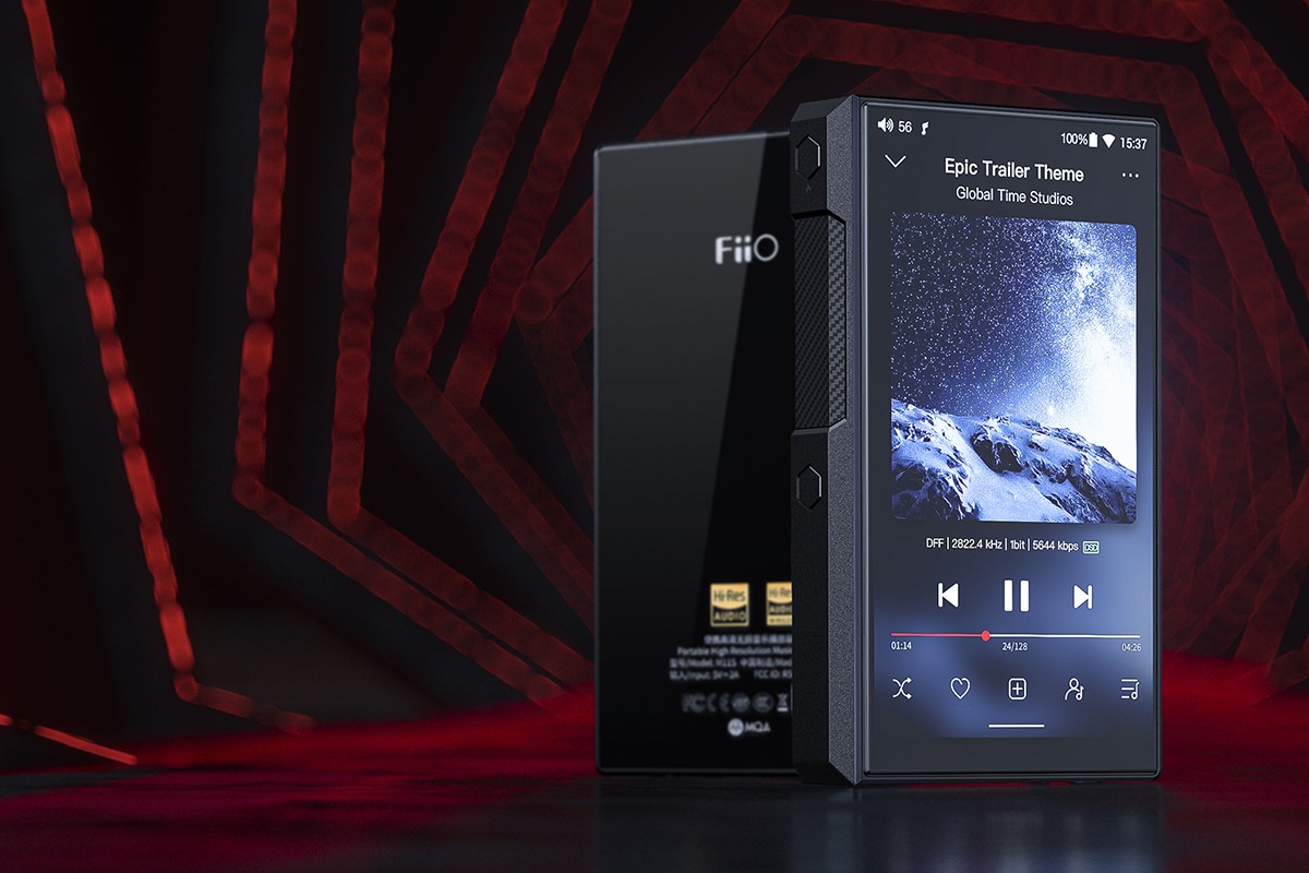 FiiO M11S visto da dietro e da davanti su sfondo rosso