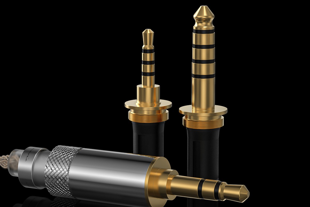 Tre spine audio dorate, tra cui una da 3,5 mm montata sul suo corpo in metallo