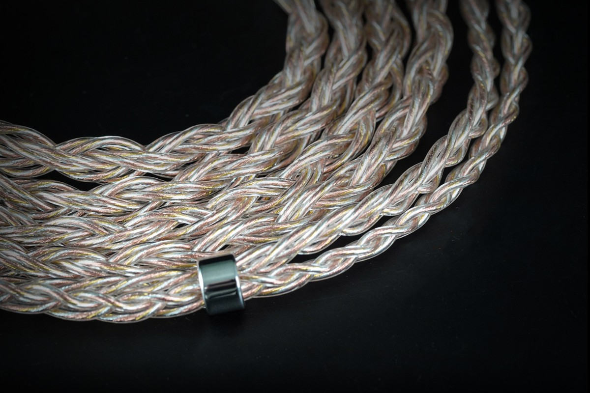 Trecce del cavo con il loro anello di serraggio cromato