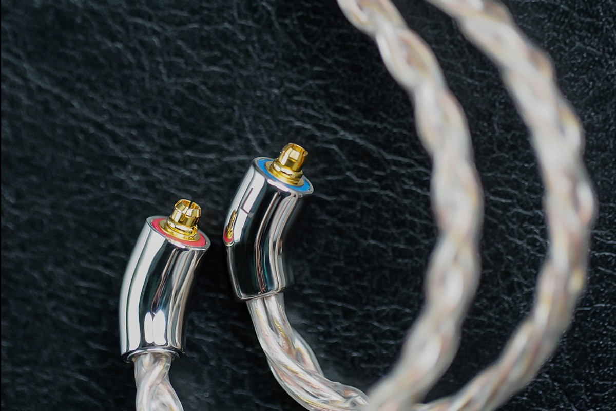 Due connettori MMCX, uno con anello blu, l'altro con anello rosso