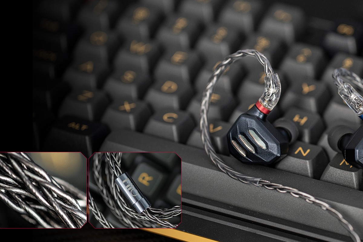 Ecouteurs FiiO FH7s poses sur un clavier