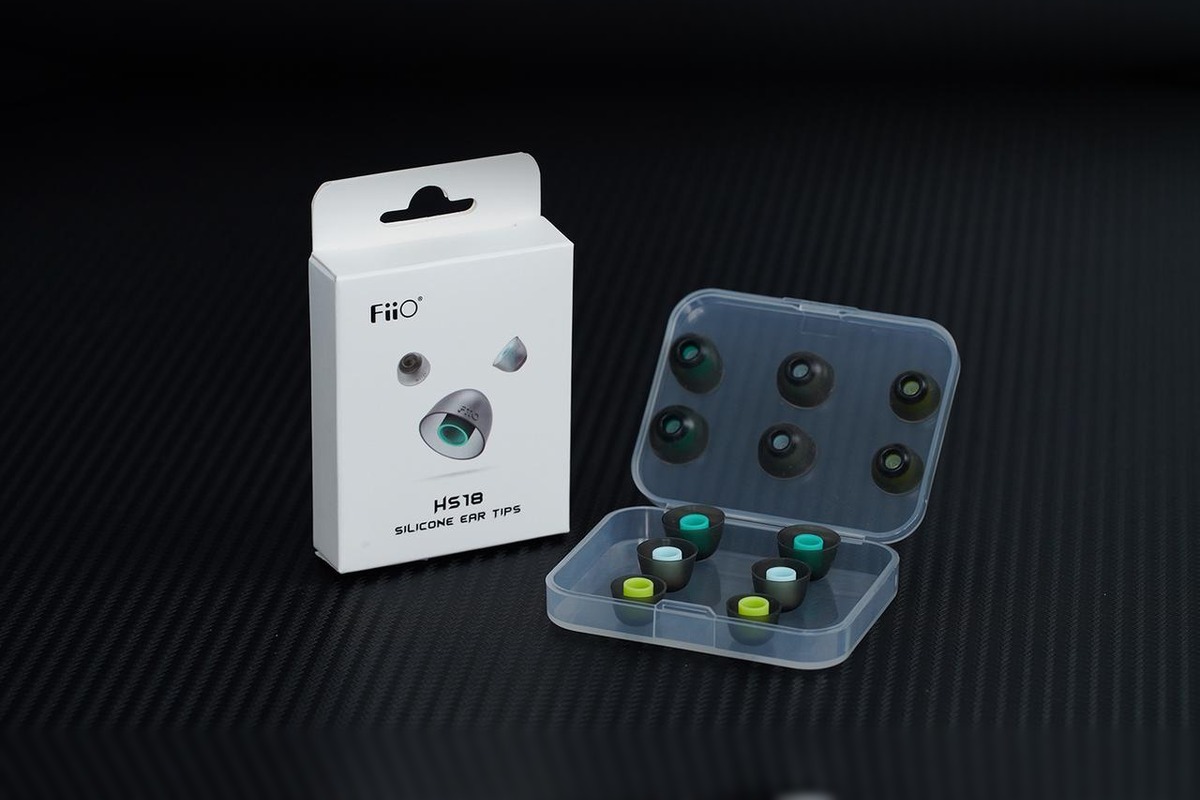 Coffret FiiO HS18 avec son boîtier transparent et les six paires d'embouts