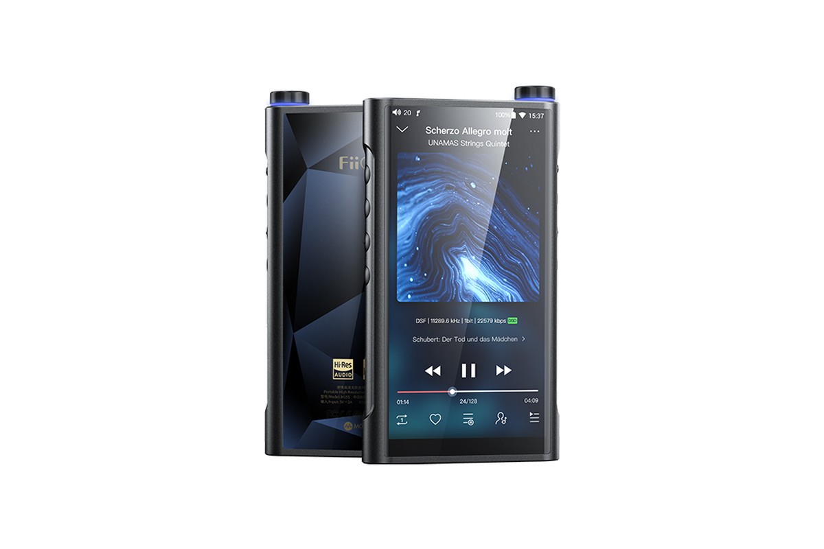 FiiO M15S tenu en main, ecran affichant une pochette d'album