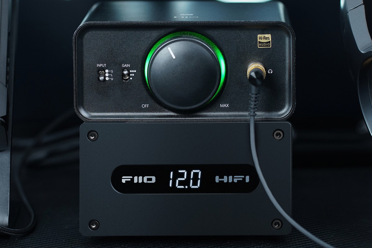 Amplificatore da scrivania appoggiato sull'alimentatore, display 12.0 visibile