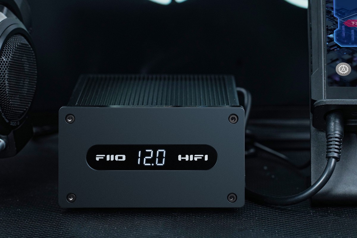 FiiO PL50 nero con il suo display, cuffie e lettore portatile nelle vicinanze