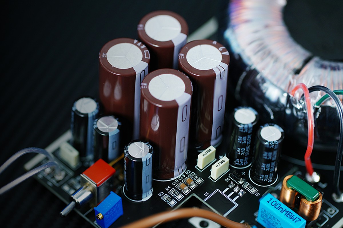 Condensatori di filtro e componenti del circuito di regolazione