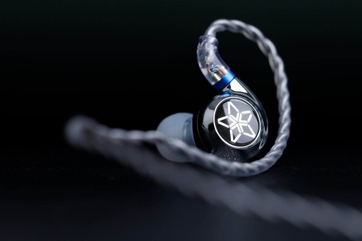 Écouteurs intra-auriculaires FiiO FH11 noirs vus de trois quarts